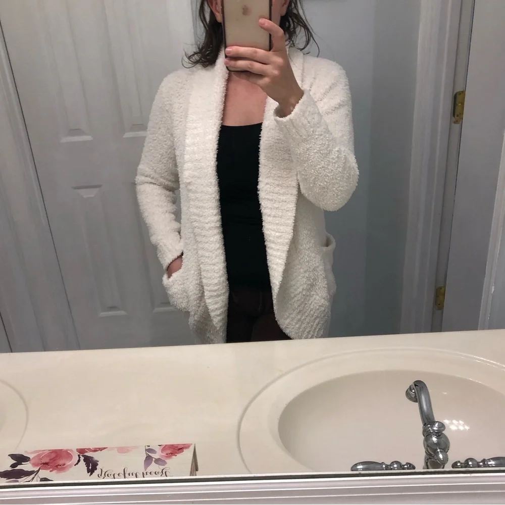 Beautiful women’s sweater! - Picture 6 of 6